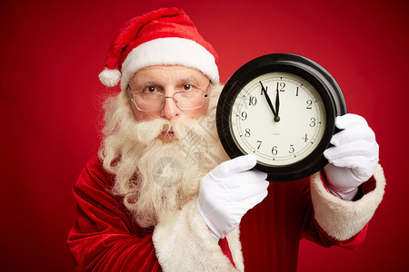 严重的圣诞老人用红色背景记着5分钟图片