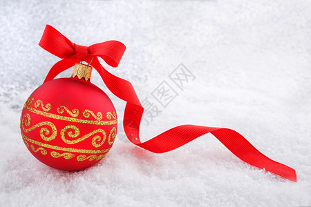 圣诞装饰品红色圣诞球雪地里有丝带图片