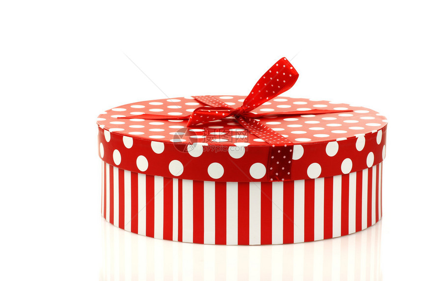 圆形红色和白色礼品盒上白色隔离图片