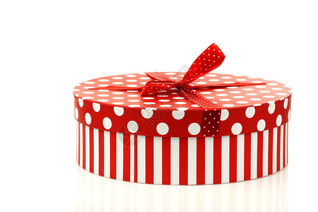 圆形红色和白色礼品盒上白色隔离图片
