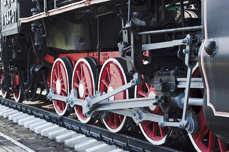 老蒸汽机车的红白轮子图片