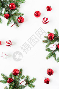 圣诞节作文用冷杉针枝圣诞小玩意球白色背景装饰品制成的空白复制空间的模拟框架平躺背景图片