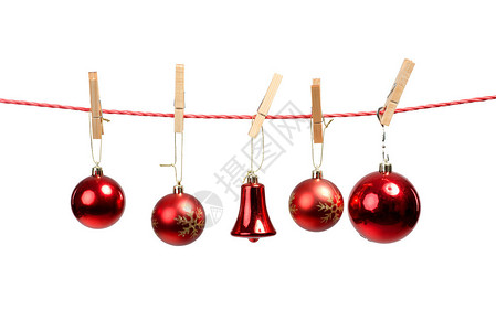 晾衣绳上的圣诞树装饰品图片