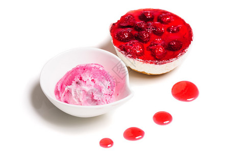 草莓层芝士蛋糕和粉红色冰淇淋球图片