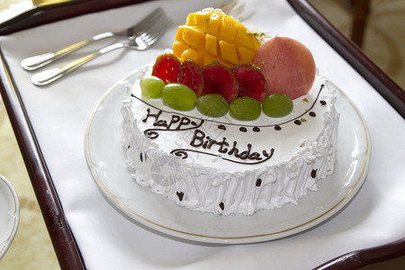 美味的生日快乐蛋糕特写图片