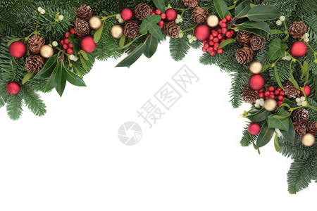 圣诞背景花岗的边框有可腐烂的装饰品霍利常春藤寄生虫松果和白色的圆锥背景图片