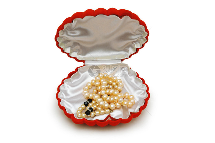 贝壳形红盒和珍珠隔离在白色图片