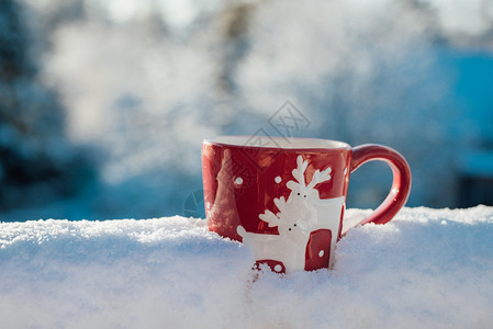 雪地里的圣诞风格杯子图片