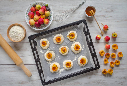 海绵苹果蛋糕夏洛特卡配有烤制成料生锈风格苹图片