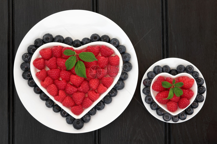 蓝莓和草莓超级食品水果以心形成型用叶图片