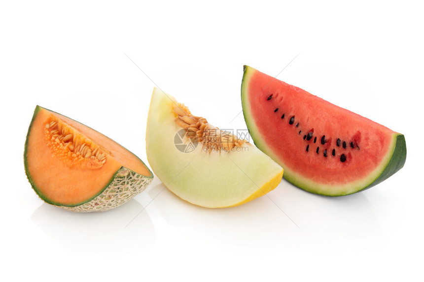 甜瓜和红西瓜的梅子片在白色背景图片
