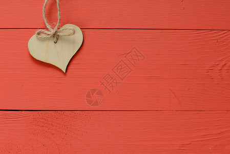 挂在粗糙的木漆红色背景上的木心框架图片