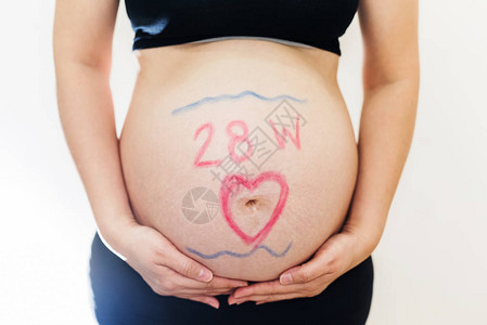 孕妇腹部涂满28周大心脏被背景图片