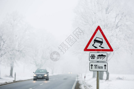与雪的冬天警报信号图片