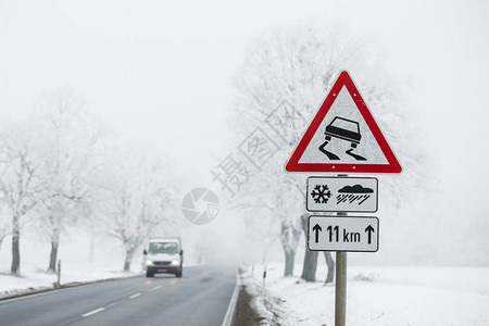 与雪的冬天警报信号图片