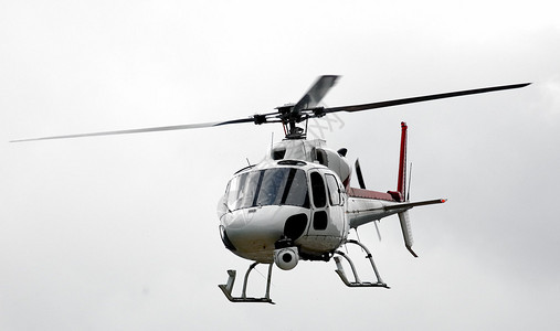 配备外部视频系统的白色飞行直升机有外图片
