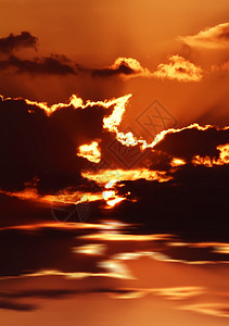 海上夕阳红乌云密布图片