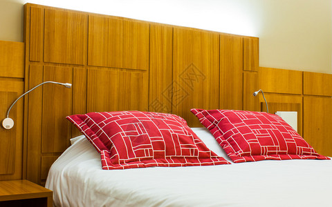 现代风格卧室中的设计红色枕头图片
