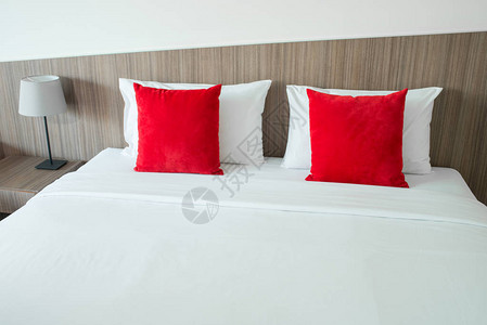 床上的红色和白色枕头图片