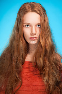 红头发女人的时尚美女肖像图片
