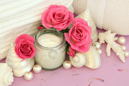 洗手间配有粉红玫瑰花湿润奶油梨子和海壳图片