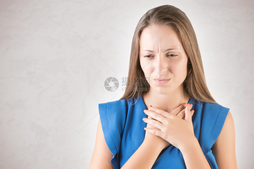 喉咙痛的女人脖子上挂着被灰色隔离了图片