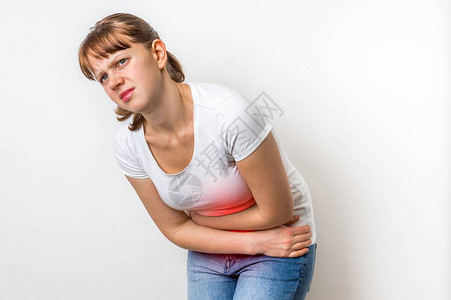 月经疼痛的女人抱着她的肚子痛图片