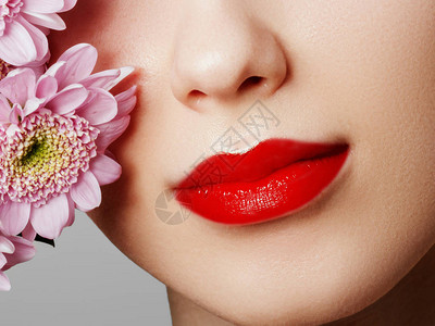 有花的嘴唇特写美丽的女嘴唇与鲜红色的唇彩妆完美洁净的肌肤图片