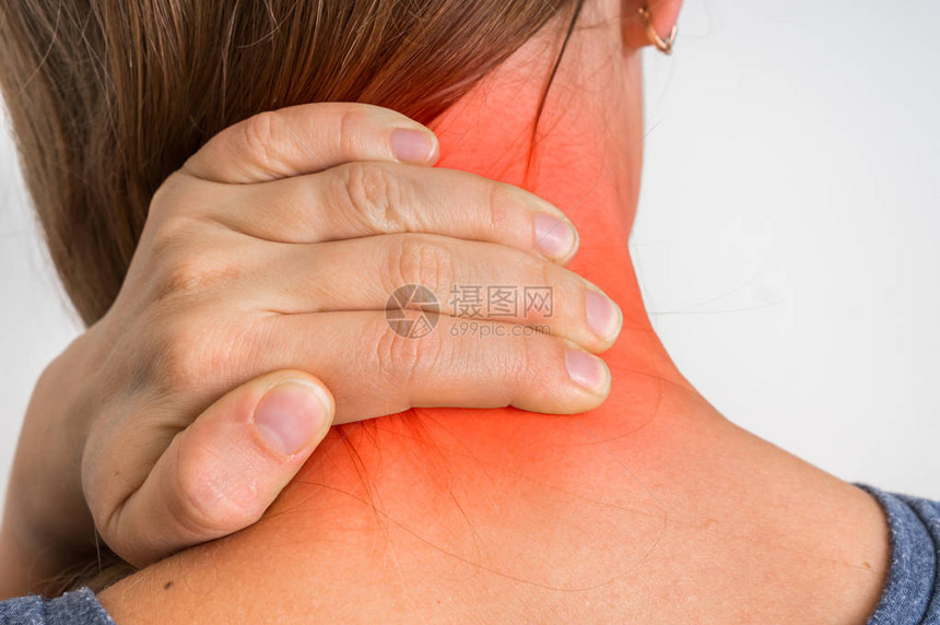肌肉受伤颈部疼痛的妇女图片