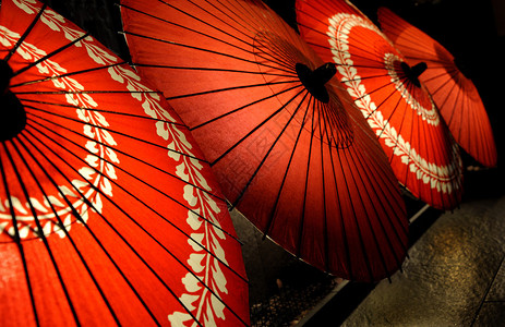 日本传统红色雨伞带图片