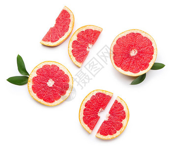 白色背景上的鲜切葡萄柚图片