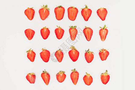 在白色背景上分离的一排切草莓图片