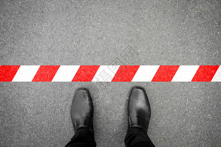 红鞋子黑鞋站在红白线上不要越线这是禁止和不允许的它是有限背景