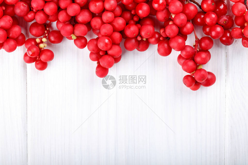 雪珊德拉菜鸟或五花果汁新鲜红成熟的白莓图片
