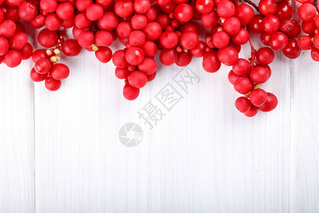 雪珊德拉菜鸟或五花果汁新鲜红成熟的白莓图片