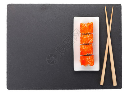 黑石上用筷子的寿司木薯片图片
