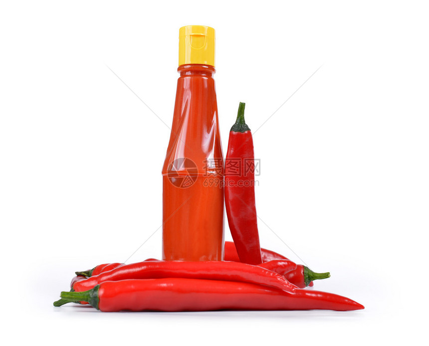 瓶中的辣酱与红辣椒隔离在白色图片