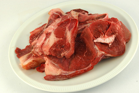 一大堆美味新鲜的新鲜生汁南非牛肉在灰色图片
