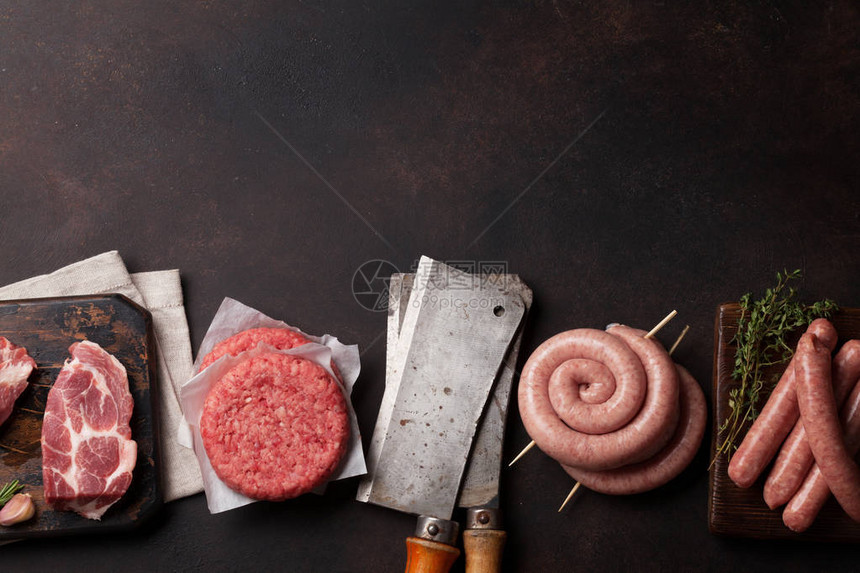 生肉和香肠带有食谱空间的顶视图图片