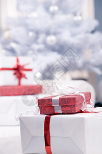 圣诞礼物和圣诞树背景上的图片