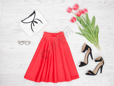 时装概念红裙子上衣眼镜黑鞋和图片