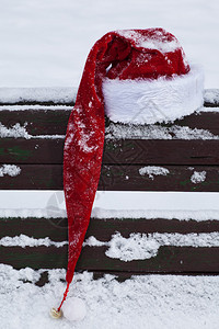 圣诞老人帽子在雪上盖图片