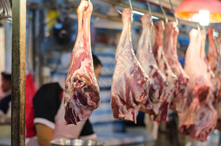 市场摊位上新鲜羊肉的模糊画面图像中可能含图片