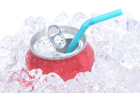 单苏打水罐装在冰中可饮用白原粉草背景图片