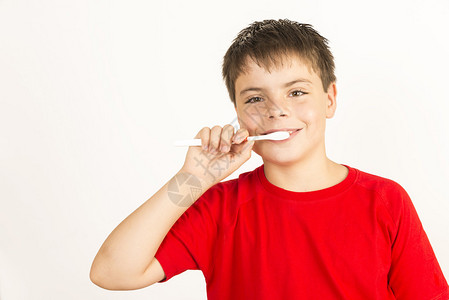 一个小男孩刷牙的画像图片