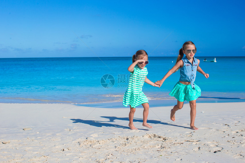小女孩在白沙滩上奔图片