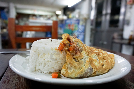 当地亚洲美食有蛋黄酱的大米简单的盘子图片
