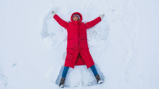 年轻女士在做雪图片