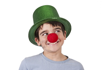 有小丑鼻子和帽子的男孩孤立图片