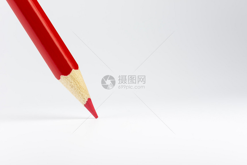 站在白色背景上的红色铅笔图片